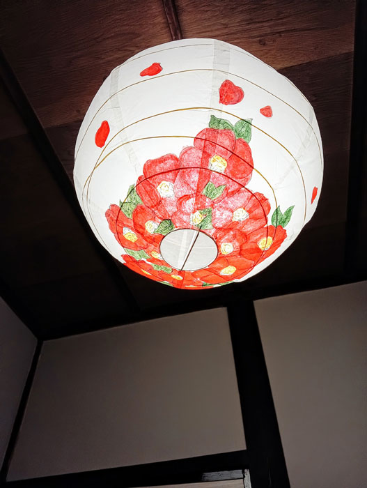 和紙のペンライトには椿の絵